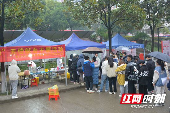 吉首大学张家界校区大学生，青春热血献爱心，勇敢担当展现风采