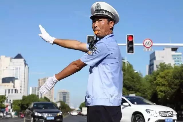 常德交警口哨哥八年坚守，口哨百只见证最美交警背后的故事