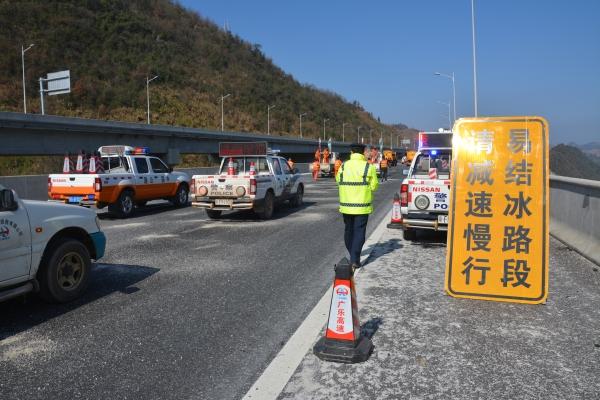 粤赣高速抗冰应急演练，应对道路结冰挑战，保障交通畅通无阻