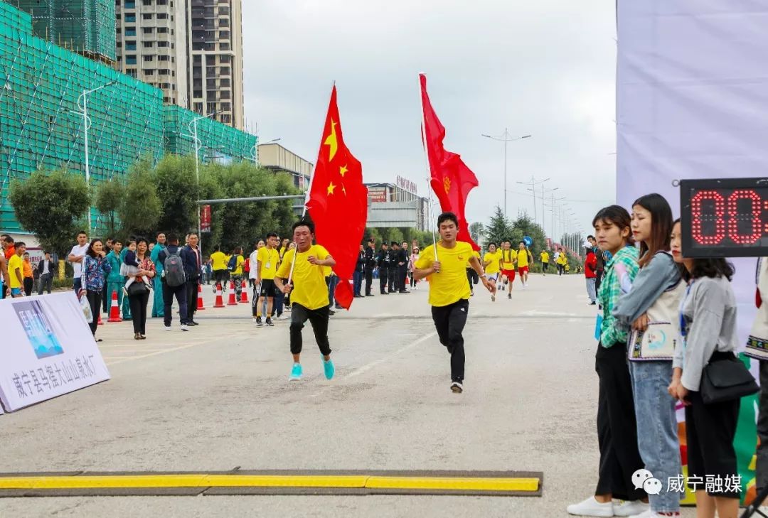 威宁万人万米长跑赛，城市激情燃烧，活力展现风采