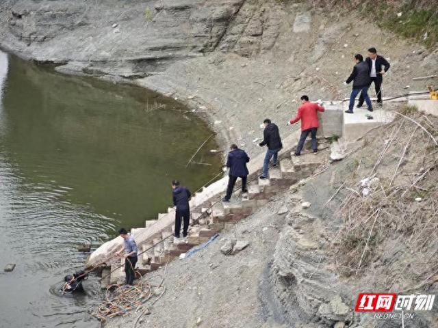 张家界永定区协合水库管理所开展闸门钢索维护，确保水库安全运行的必要措施