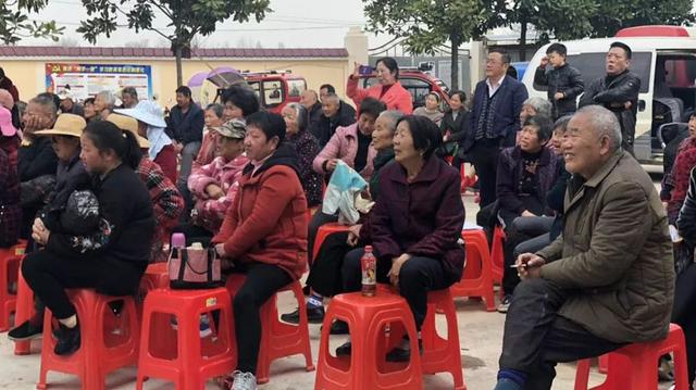 老年学校送文化大餐，文艺活动进庙会，丰富村民文化生活