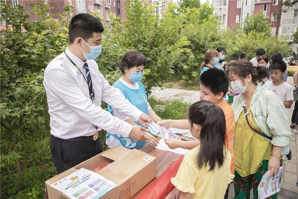 家与社区，共筑城市温暖家园的爱心桥梁