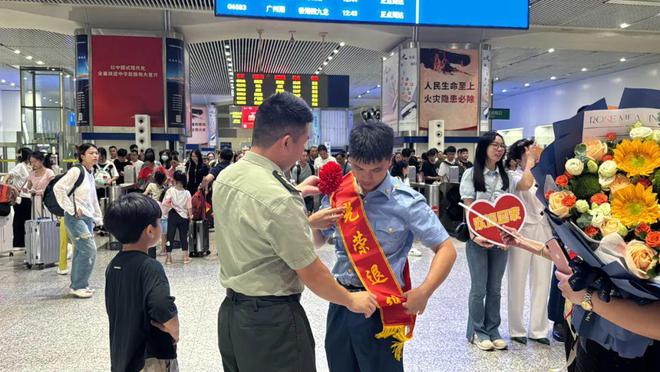 安顺市热烈迎接退役军人荣耀归来，共叙英雄情怀