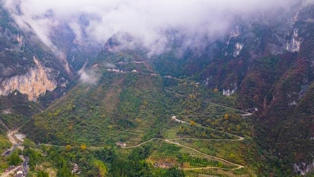 初冬巫山下庄村云雾缭绕美景如画